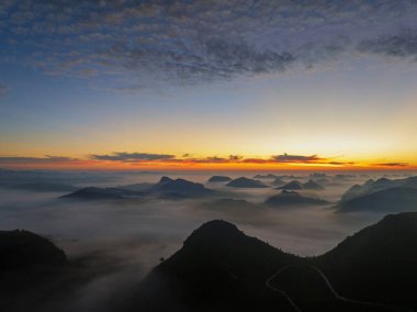 Dushan County, Guizhou, Çin 'deki Güneş Doğumu ve Bulutların güzel manzarası