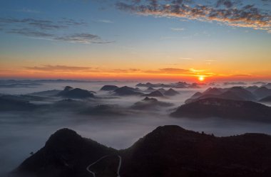 Dushan County, Guizhou, Çin 'deki Güneş Doğumu ve Bulutların güzel manzarası