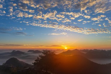 Dushan County, Guizhou, Çin 'deki Güneş Doğumu ve Bulutların güzel manzarası