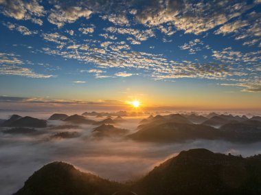 Dushan County, Guizhou, Çin 'deki Güneş Doğumu ve Bulutların güzel manzarası
