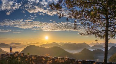 Dushan County, Guizhou, Çin 'deki Güneş Doğumu ve Bulutların güzel manzarası