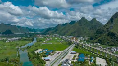 Hechi, Guangxi, Çin 'deki karst kırsal alanlarının hızlandırılmış hava görüntüleri.