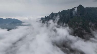 Guangxi, Çin 'deki Shengtang Dağı manzarasının hızlandırılmış fotoğrafı