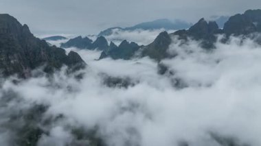 Guangxi, Çin 'deki Shengtang Dağı manzarasının hızlandırılmış fotoğrafı
