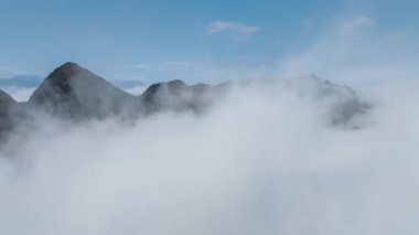 Guangxi, Çin 'deki Shengtang Dağı manzarasının hızlandırılmış fotoğrafı