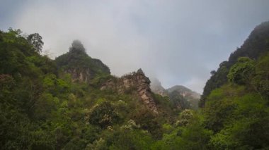 Guangxi, Çin 'deki Shengtang Dağı manzarasının hızlandırılmış fotoğrafı
