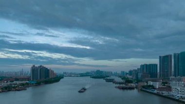 Guangzhou, Guangdong, Çin 'deki İnci Nehri' nin ve etrafındaki mimarinin havadan görünüşü..