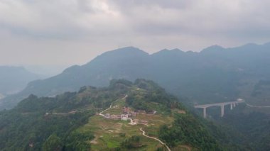 Dushan County, Qiannan Bölgesi, Guizhou Eyaleti, Çin 'deki karst manzarasının hızlandırılmış fotoğrafları.