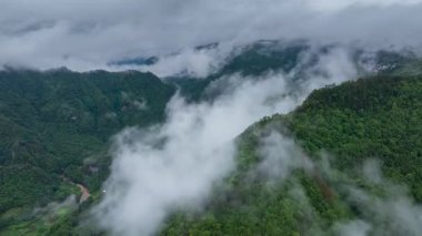 Dushan County, Qiannan Bölgesi, Guizhou Eyaleti, Çin 'deki karst manzarasının hızlandırılmış fotoğrafları.