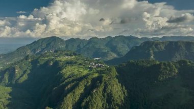 Dushan County, Qiannan Bölgesi, Guizhou Eyaleti, Çin 'deki karst manzarasının hızlandırılmış fotoğrafları.