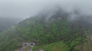 Dushan County, Qiannan Bölgesi, Guizhou Eyaleti, Çin 'deki karst manzarasının hızlandırılmış fotoğrafları.
