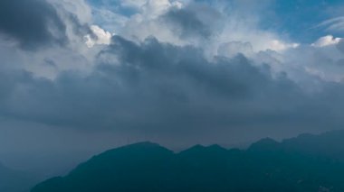 Dushan County, Qiannan Bölgesi, Guizhou Eyaleti, Çin 'deki karst manzarasının hızlandırılmış fotoğrafları.