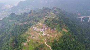 Dushan County, Qiannan Bölgesi, Guizhou Eyaleti, Çin 'deki karst manzarasının hızlandırılmış fotoğrafları.