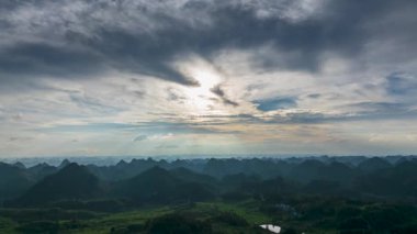 Qiannan Bölgesi, Guizhou, Çin 'deki Zhou Köyü' nün güzel kırsal manzarasının hızlandırılmış fotoğrafları.