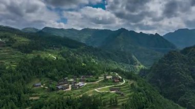 Qiannan Bölgesi, Guizhou, Çin 'deki Zhou Köyü' nün güzel kırsal manzarasının hızlandırılmış fotoğrafları.