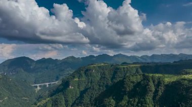 Qiannan Bölgesi, Guizhou, Çin 'deki Zhou Köyü' nün güzel kırsal manzarasının hızlandırılmış fotoğrafları.