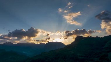 Qiannan Bölgesi, Guizhou, Çin 'deki Zhou Köyü' nün güzel kırsal manzarasının hızlandırılmış fotoğrafları.