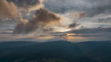 Qiannan Bölgesi, Guizhou, Çin 'deki Zhou Köyü' nün güzel kırsal manzarasının hızlandırılmış fotoğrafları.