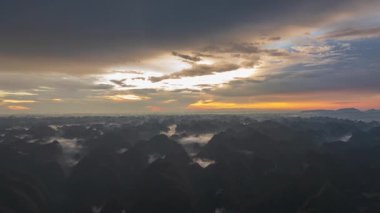 Qiannan Bölgesi, Guizhou, Çin 'deki Zhou Köyü' nün güzel kırsal manzarasının hızlandırılmış fotoğrafları.