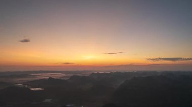 Qiannan Bölgesi, Guizhou, Çin 'deki Zhou Köyü' nün güzel kırsal manzarasının hızlandırılmış fotoğrafları.