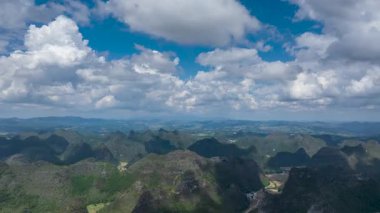 Qiannan Bölgesi, Guizhou, Çin 'deki Zhou Köyü' nün güzel kırsal manzarasının hızlandırılmış fotoğrafları.