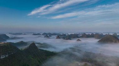 Qiannan Bölgesi, Guizhou, Çin 'deki Zhou Köyü' nün güzel kırsal manzarasının hızlandırılmış fotoğrafları.