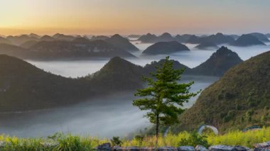 Qiannan Bölgesi, Guizhou, Çin 'deki Zhou Köyü' nün güzel kırsal manzarasının hızlandırılmış fotoğrafları.