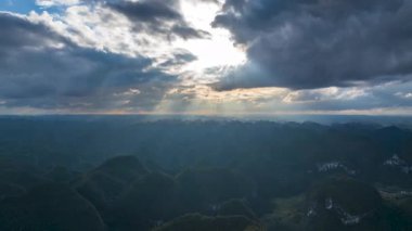 Qiannan Bölgesi, Guizhou, Çin 'deki Zhou Köyü' nün güzel kırsal manzarasının hızlandırılmış fotoğrafları.