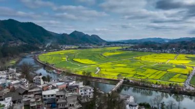 Qiannan Bölgesi, Guizhou, Çin 'deki Zhou Köyü' nün güzel kırsal manzarasının hızlandırılmış fotoğrafları.