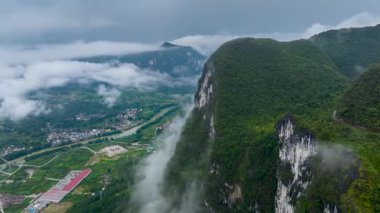 Qiannan Bölgesi, Guizhou, Çin 'deki Zhou Köyü' nün güzel kırsal manzarasının hızlandırılmış fotoğrafları.