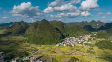 Qiannan Bölgesi, Guizhou, Çin 'deki Zhou Köyü' nün güzel kırsal manzarasının hızlandırılmış fotoğrafları.