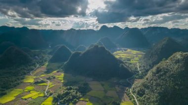 Qiannan Bölgesi, Guizhou, Çin 'deki Zhou Köyü' nün güzel kırsal manzarasının hızlandırılmış fotoğrafları.