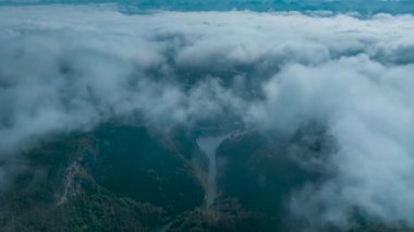 Qiannan Bölgesi, Guizhou, Çin 'deki Zhou Köyü' nün güzel kırsal manzarasının hızlandırılmış fotoğrafları.
