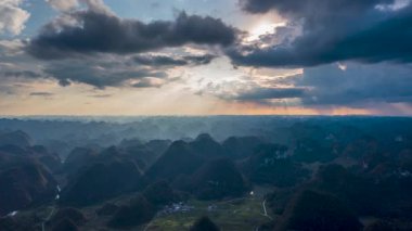 Libo County, Guizhou, Çin 'deki kırsal manzaranın hızlandırılmış görüntüleri