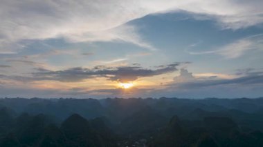Libo County, Guizhou, Çin 'deki kırsal manzaranın hızlandırılmış görüntüleri