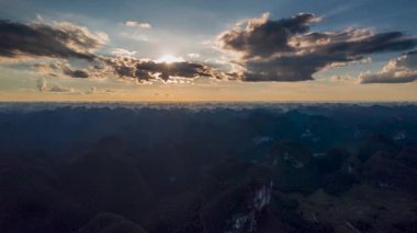 Libo County, Guizhou, Çin 'deki kırsal manzaranın hızlandırılmış görüntüleri
