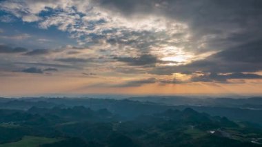 Longli County, Guizhou, Çin 'de gün batımının hızlandırılmış fotoğrafları.
