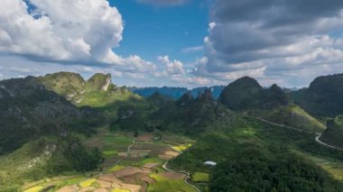 Pingtang County, Guizhou, Çin 'deki Dağ Pirinç Tarlası' nın hızlandırılmış fotoğrafı