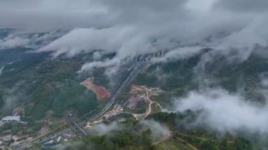 Kaili Şehri, Guizhou Eyaleti, Çin 'deki çeşitli manzaraların hızlandırılmış fotoğrafları