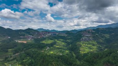 Çin 'in Guizhou eyaletinin Leishan ilçesindeki Xijiang Miao Köyü etrafındaki güzel bulut ve sis manzarasının hızlandırılmış fotoğrafları.