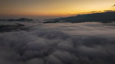 Çin 'in Guizhou eyaletinin Leishan ilçesindeki Xijiang Miao Köyü etrafındaki güzel bulut ve sis manzarasının hızlandırılmış fotoğrafları.