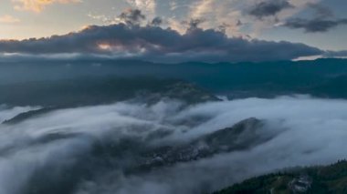 Çin 'in Guizhou eyaletinin Leishan ilçesindeki Xijiang Miao Köyü etrafındaki güzel bulut ve sis manzarasının hızlandırılmış fotoğrafları.