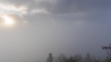 Çin 'in Guizhou eyaletinin Leishan ilçesindeki Xijiang Miao Köyü etrafındaki güzel bulut ve sis manzarasının hızlandırılmış fotoğrafları.