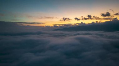 Çin 'in Guizhou eyaletinin Leishan ilçesindeki Xijiang Miao Köyü etrafındaki güzel bulut ve sis manzarasının hızlandırılmış fotoğrafları.