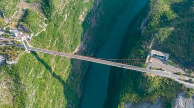 Huajiang Kanyon Köprüsü ve Çin 'in Guizhou kentindeki Beipanjiang Kanyonu' nun hızlandırılmış hava görüntüleri..