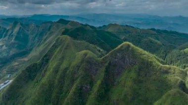 Qinglong County, Guizhou, Çin 'deki dağ manzarasının hızlandırılmış hava görüntüsü.