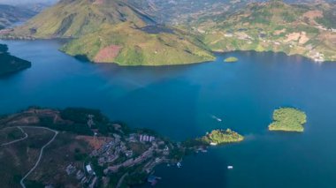 Huajiang Kanyon Köprüsü ve Çin 'in Guizhou kentindeki Beipanjiang Kanyonu' nun hızlandırılmış hava görüntüleri..