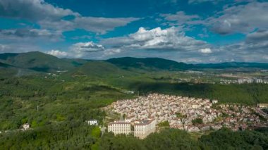 Anning City, Kunming, Yunnan 'daki güzel vadi manzarasının hızlandırılmış hava görüntüleri.