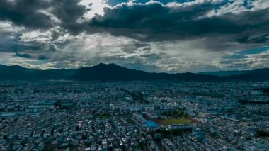 Lijiang ve Yunnan 'ın güzel manzarasının hızlandırılmış hava görüntüleri.