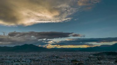 Lijiang ve Yunnan 'ın güzel manzarasının hızlandırılmış hava görüntüleri.